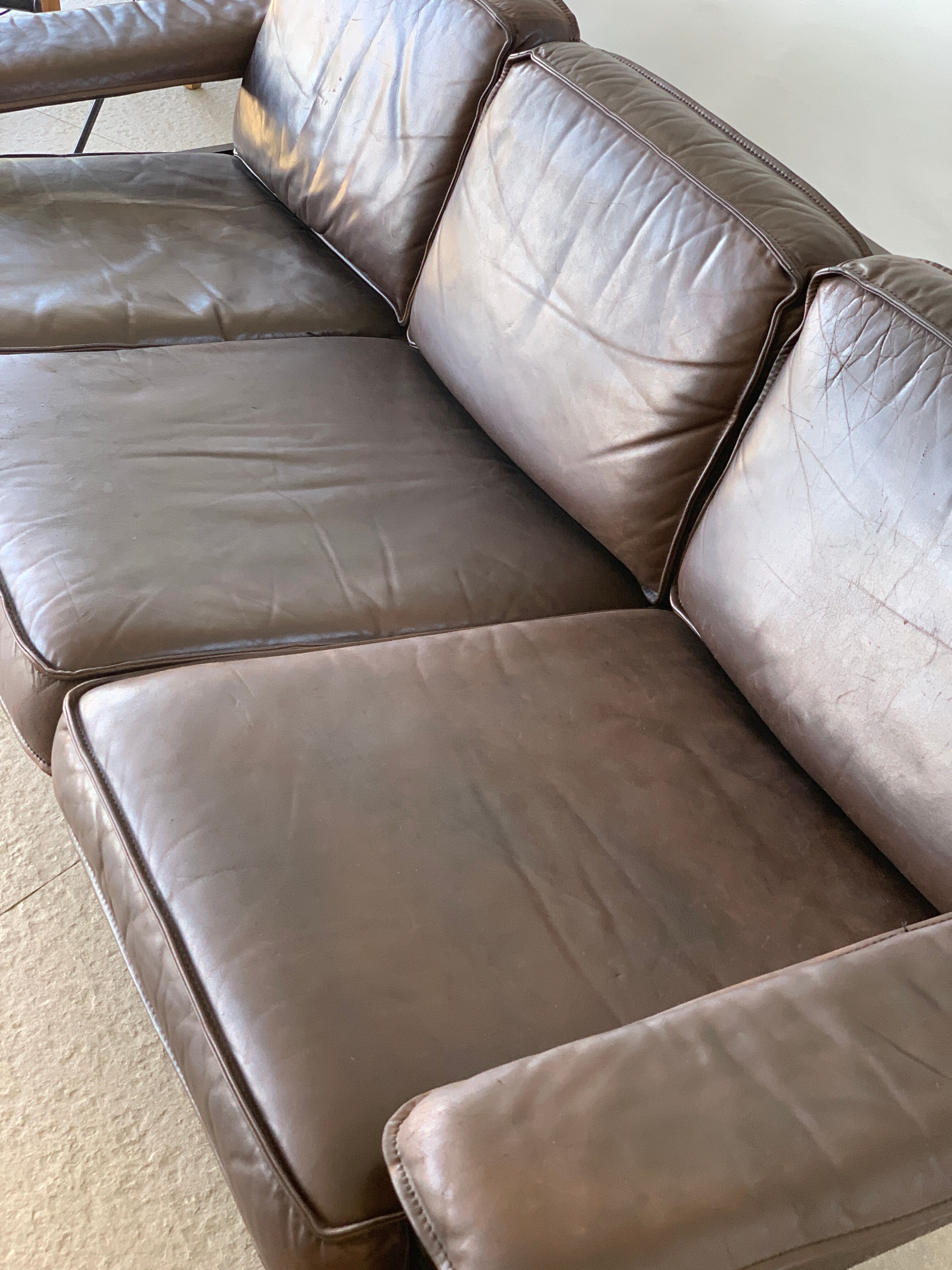 Brutalist sofa in brown leather by Harry de Groot for Leolux, 1970.