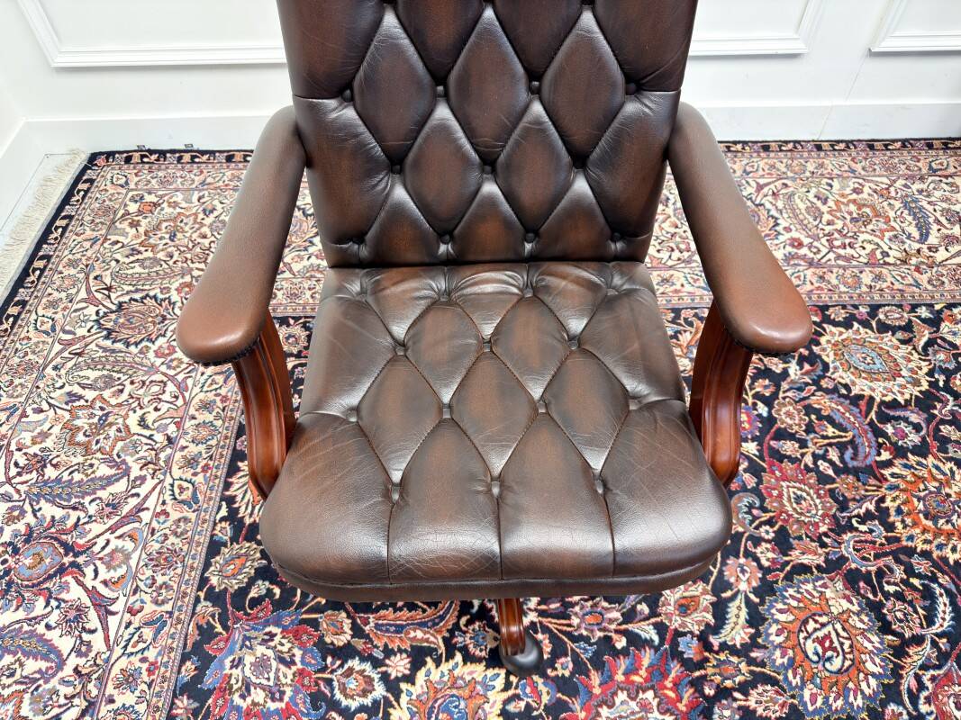 Chaise de bureau Chesterfield anglaise en cuir bordeaux