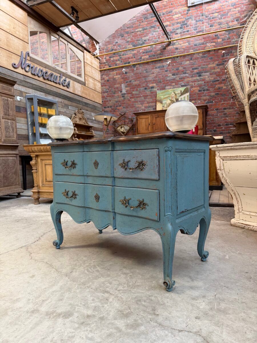 Commode de style Louis XV en noyer
