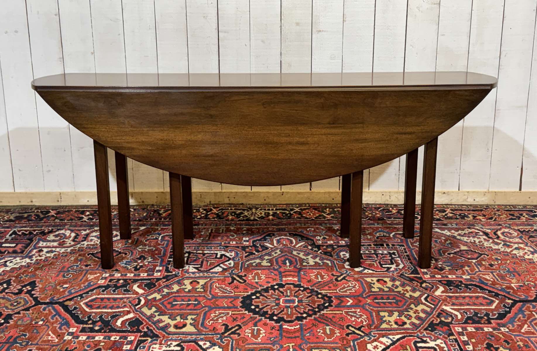 Drop-leaf English table in mahogany called Gateleg.