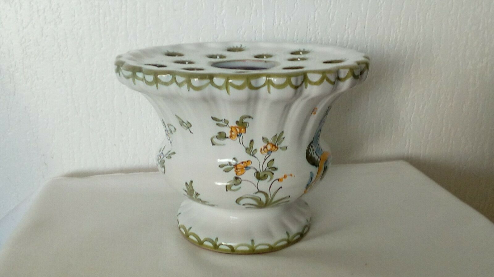 Vase pique fleurs bouquetiere en faience de Moustiers lallier