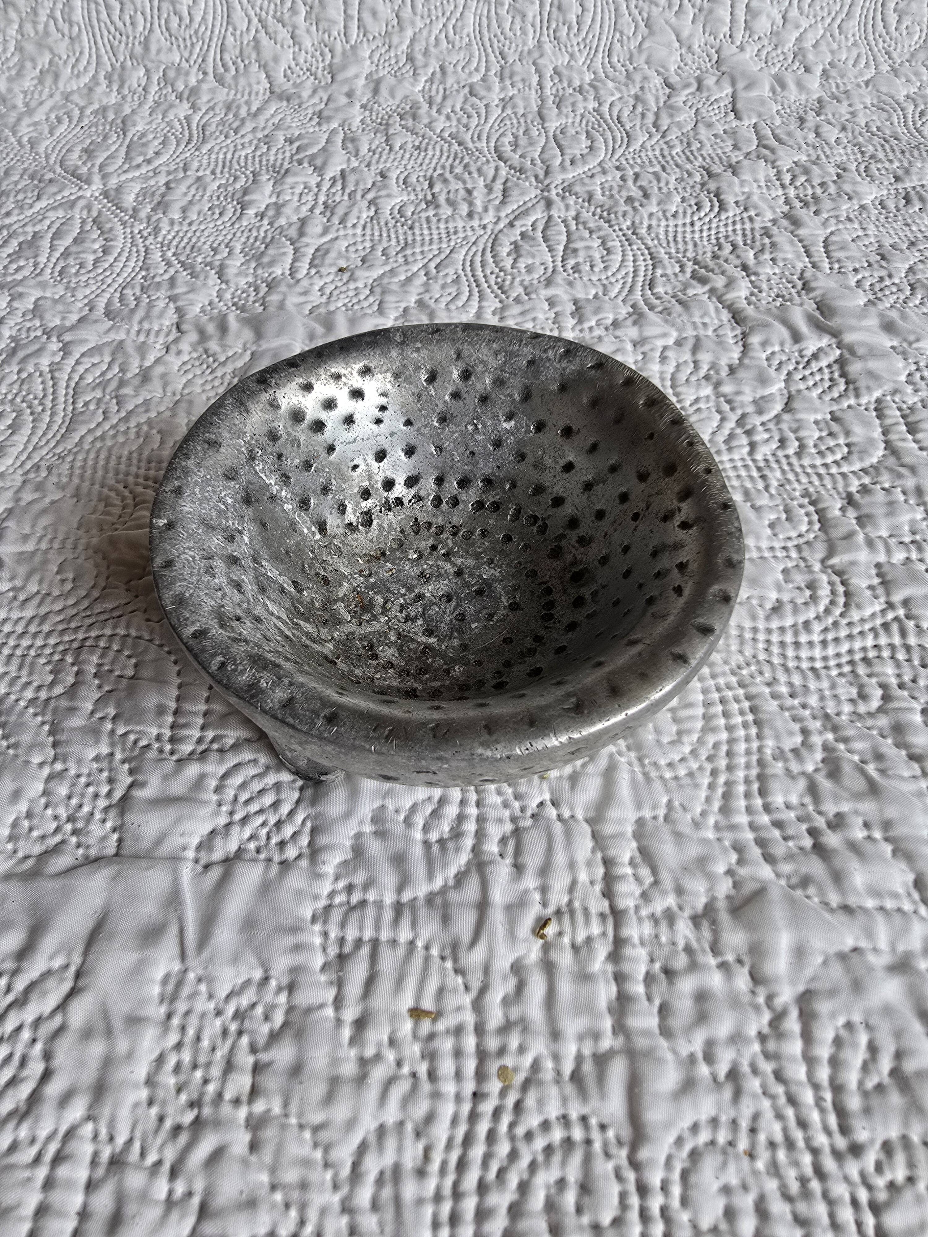 Vintage tripod bowl in hammered metal – brutalist catchall