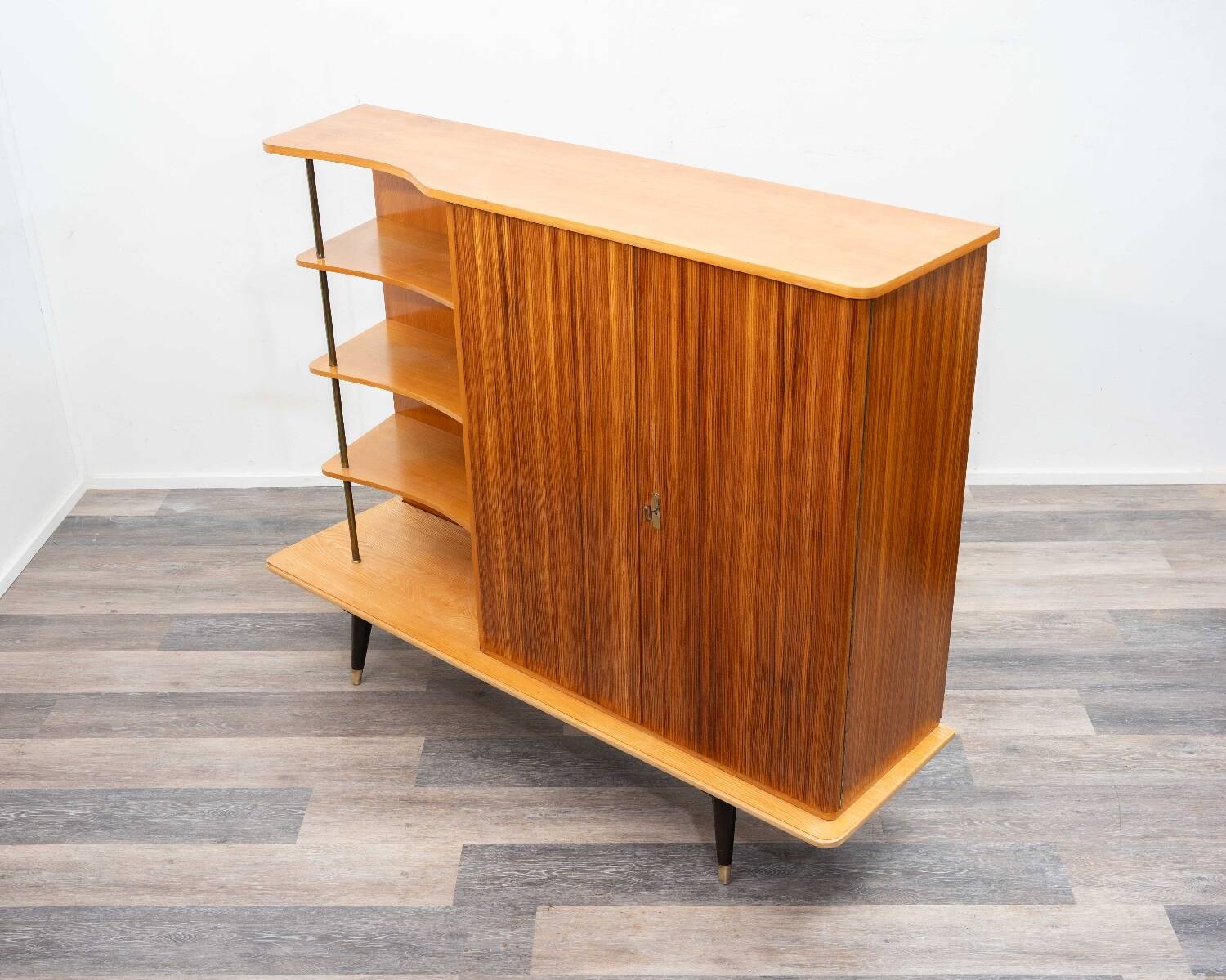 Buffet haut des années 1950 en frêne et zebrano, avec étagères ouvertes.