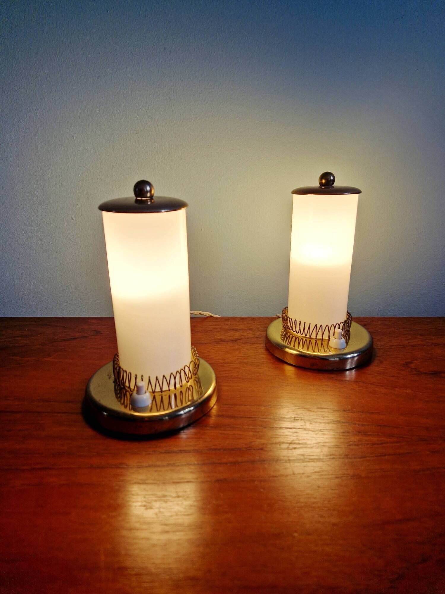 Pair of Mid-Century bedside lamps in brass and cream opaline, 1950.