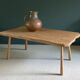 Table basse en bois brut de forme libre