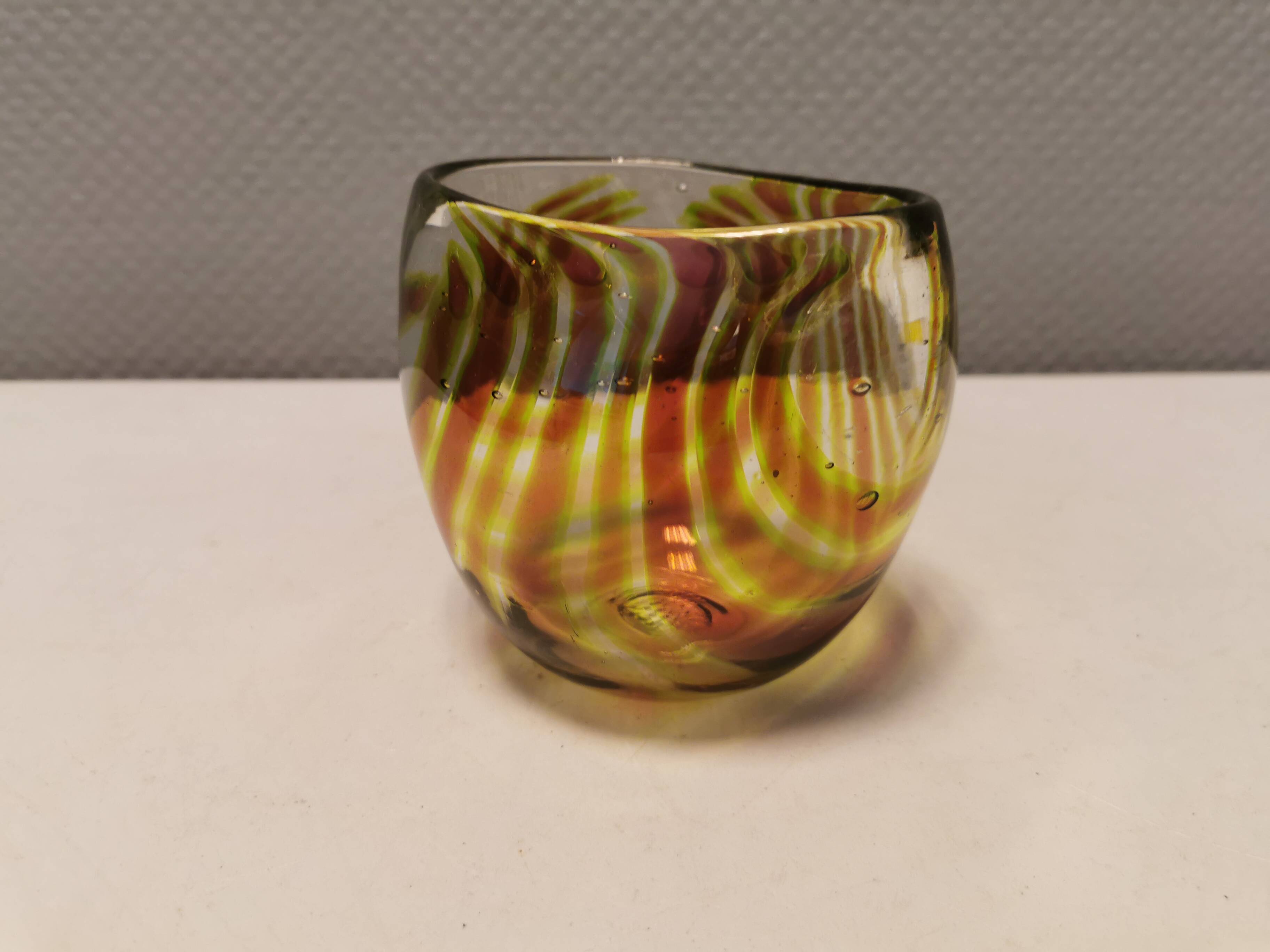 Beautiful mouth-blown vase in beautiful colours.