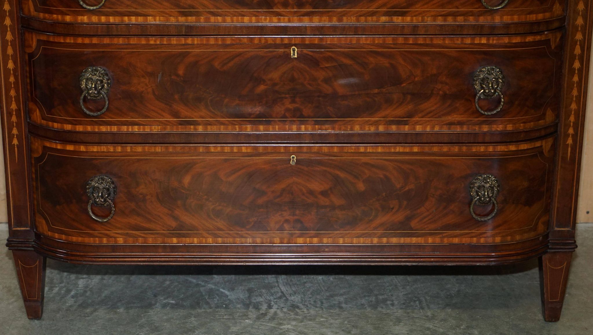 Commode Sheraton avec poignées tête de lion, 1859