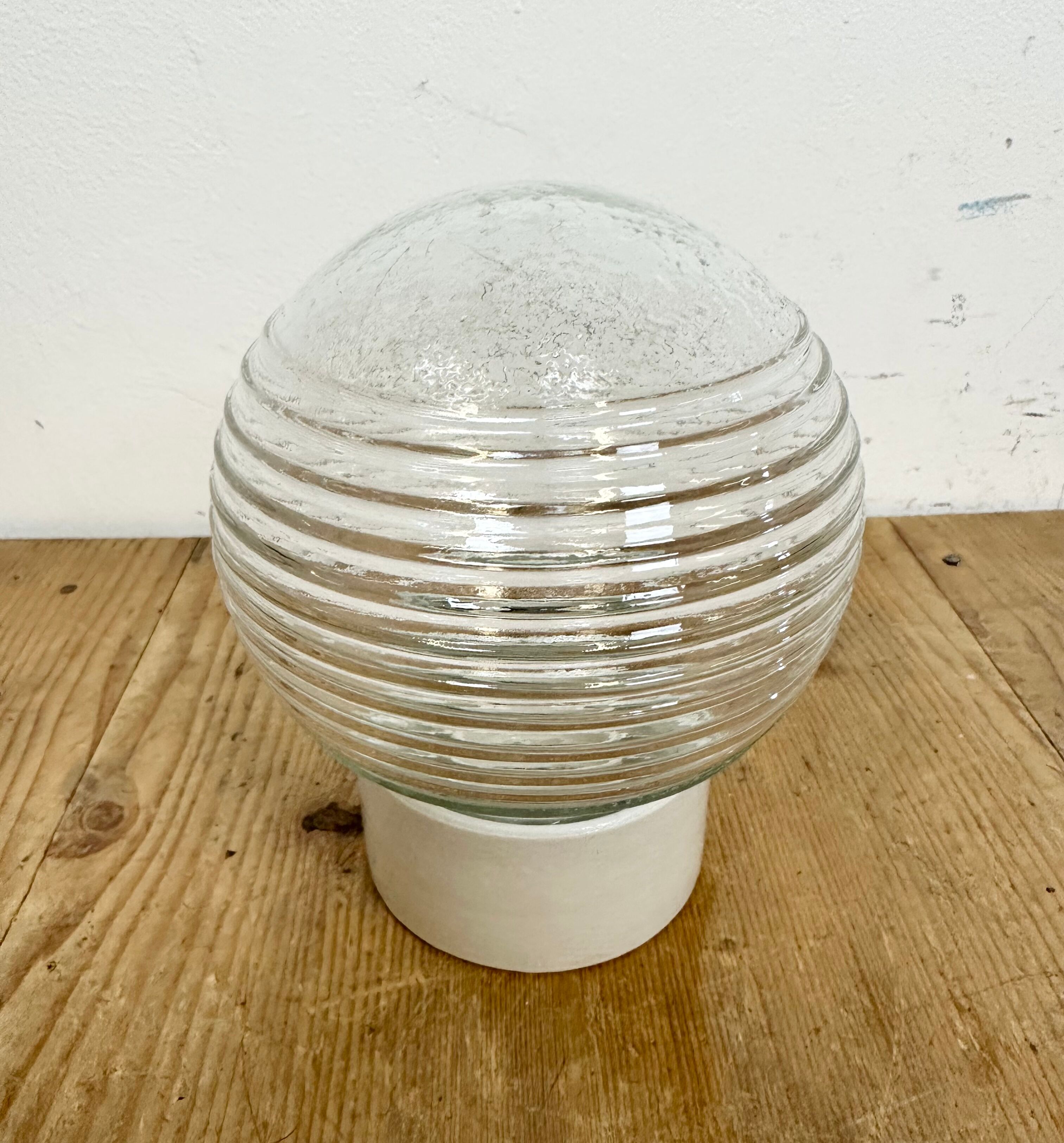 Plafonnier vintage en porcelaine blanche avec verre strié, années 1970