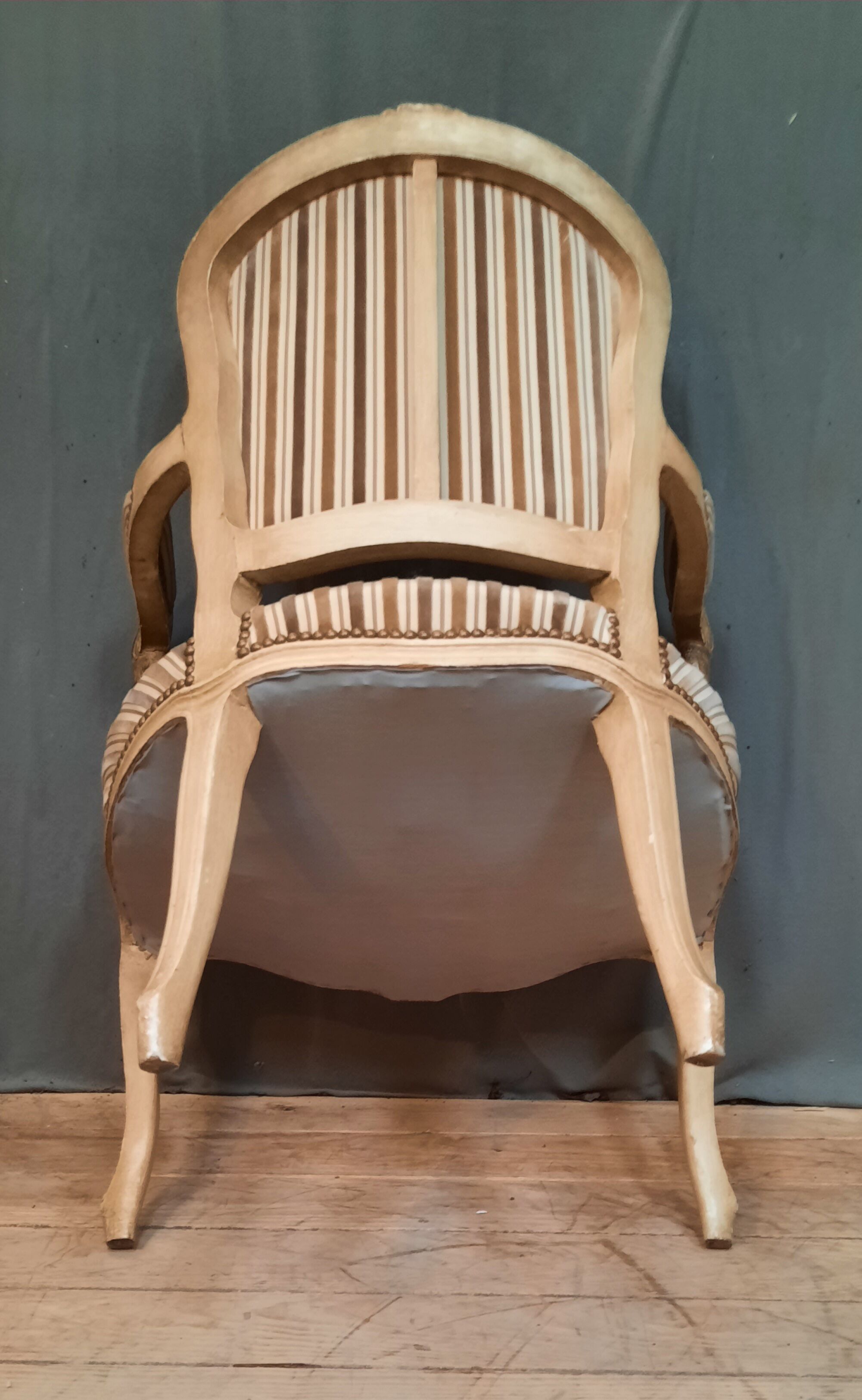 Fauteuil laqué blanc de style Louis XV