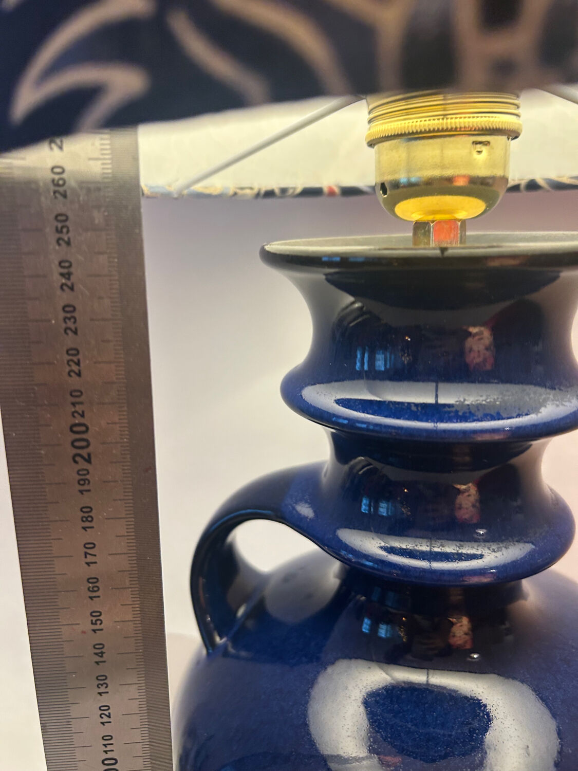 Vase en céramique ouest-allemande recyclé en lampe de table avec abat-jour japonais.