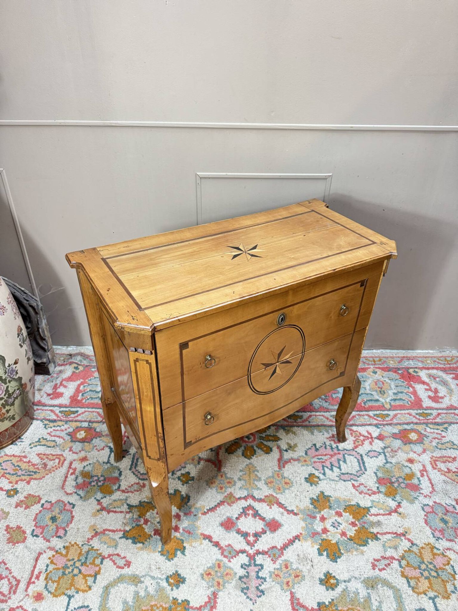 Commode sauteuse en merisier d’époque transition xviii eme siècle