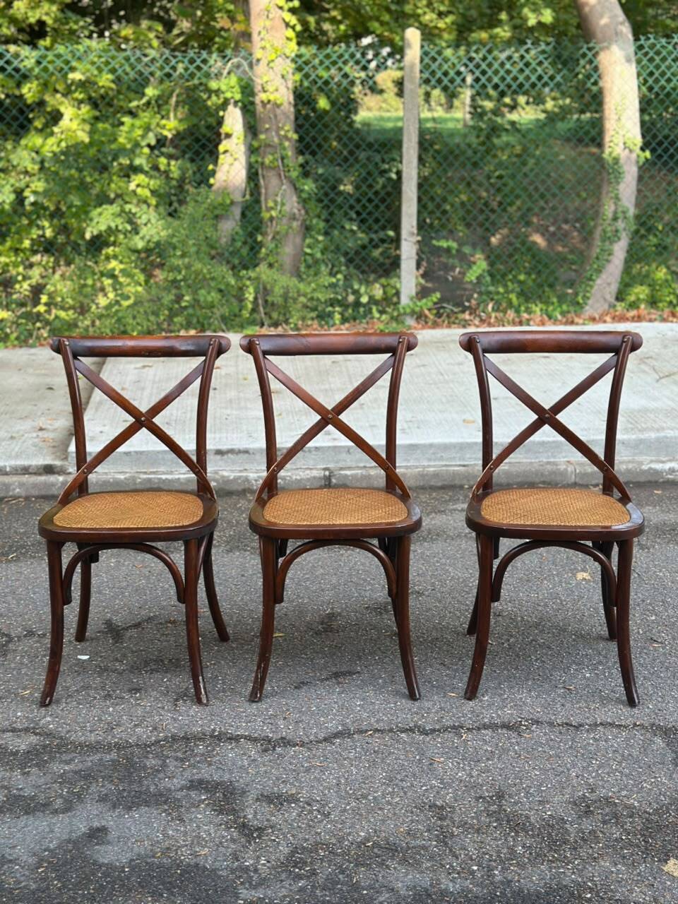 4 bistro chairs with curved wooden backs and cross braces / Crossback
