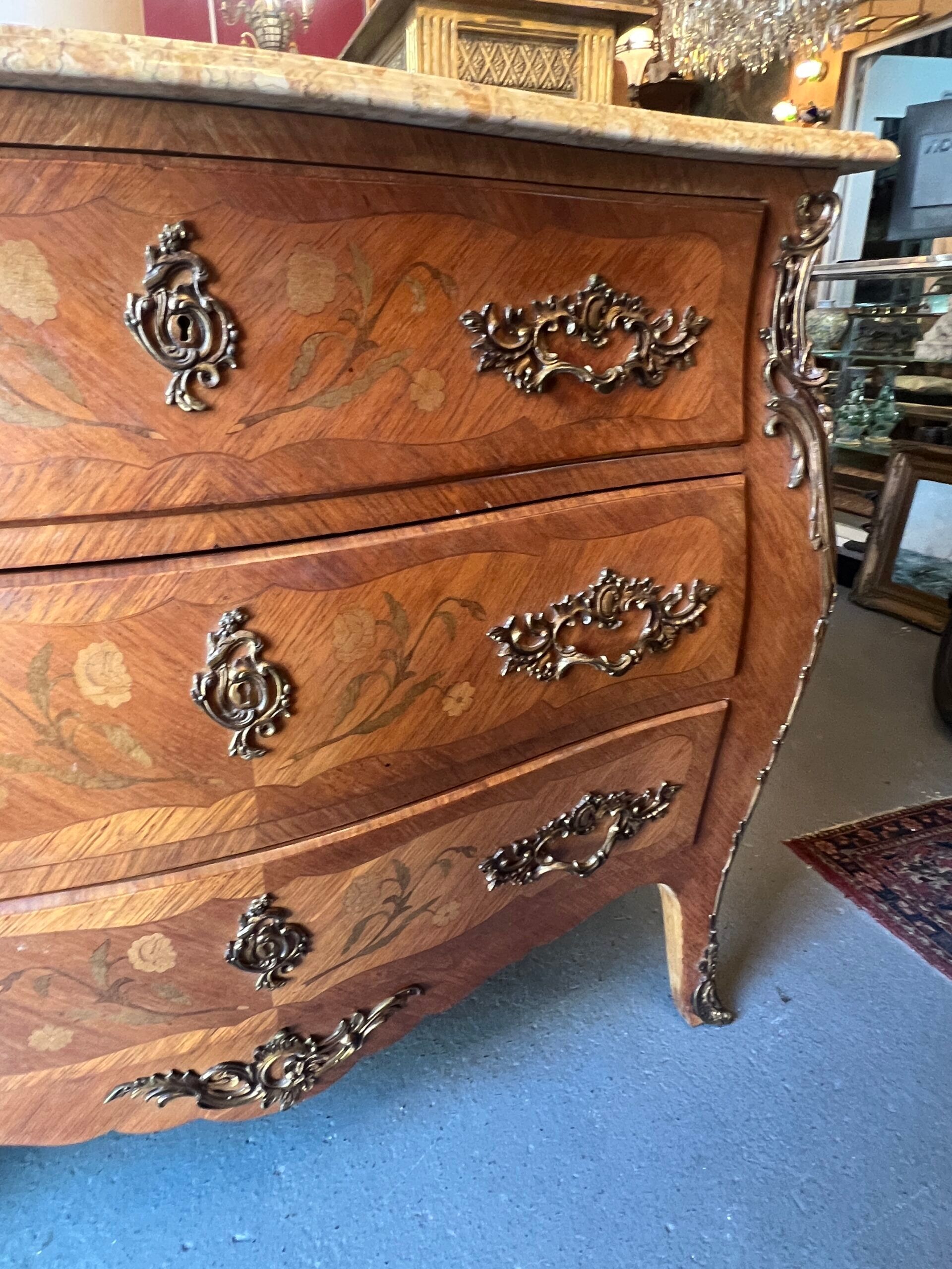 Louis XV style curved chest of drawers in veneer and marquetry, early 20th century