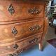 Commode galbée de style Louis XV en bois de placage et marqueterie, début XXe