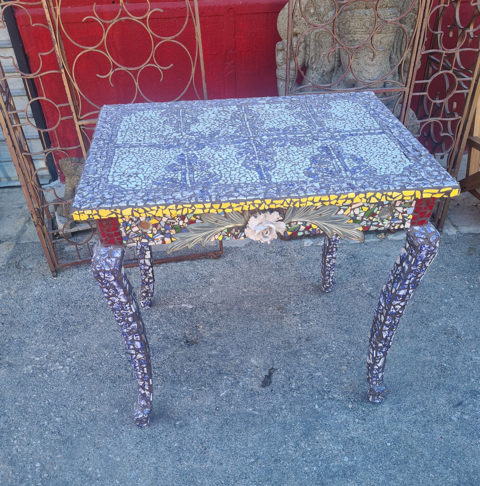 Table en mosaique picassiette