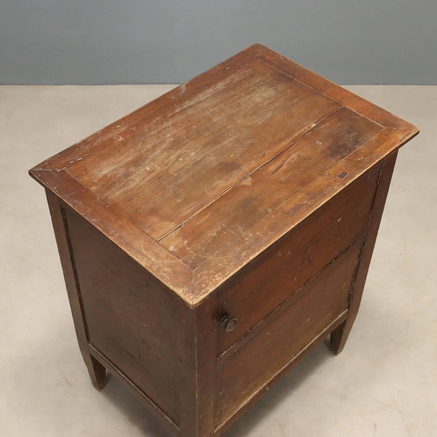Directoire bedside table in walnut - Italy late 18th century