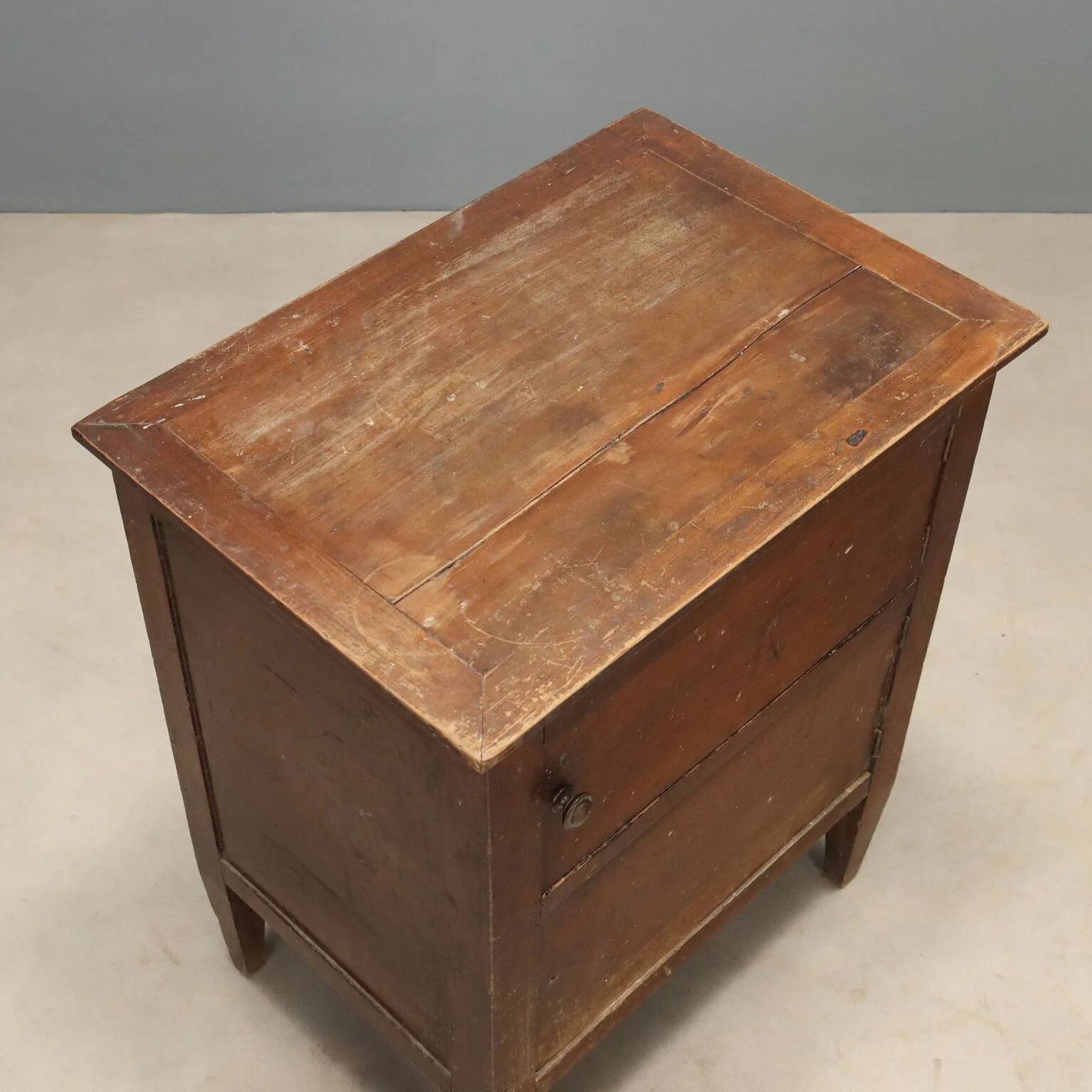 Directoire bedside table in walnut - Italy late 18th century