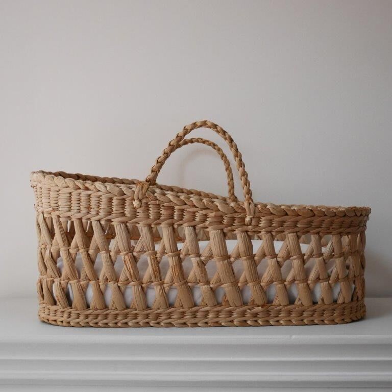 Doll bassinet with its bedding