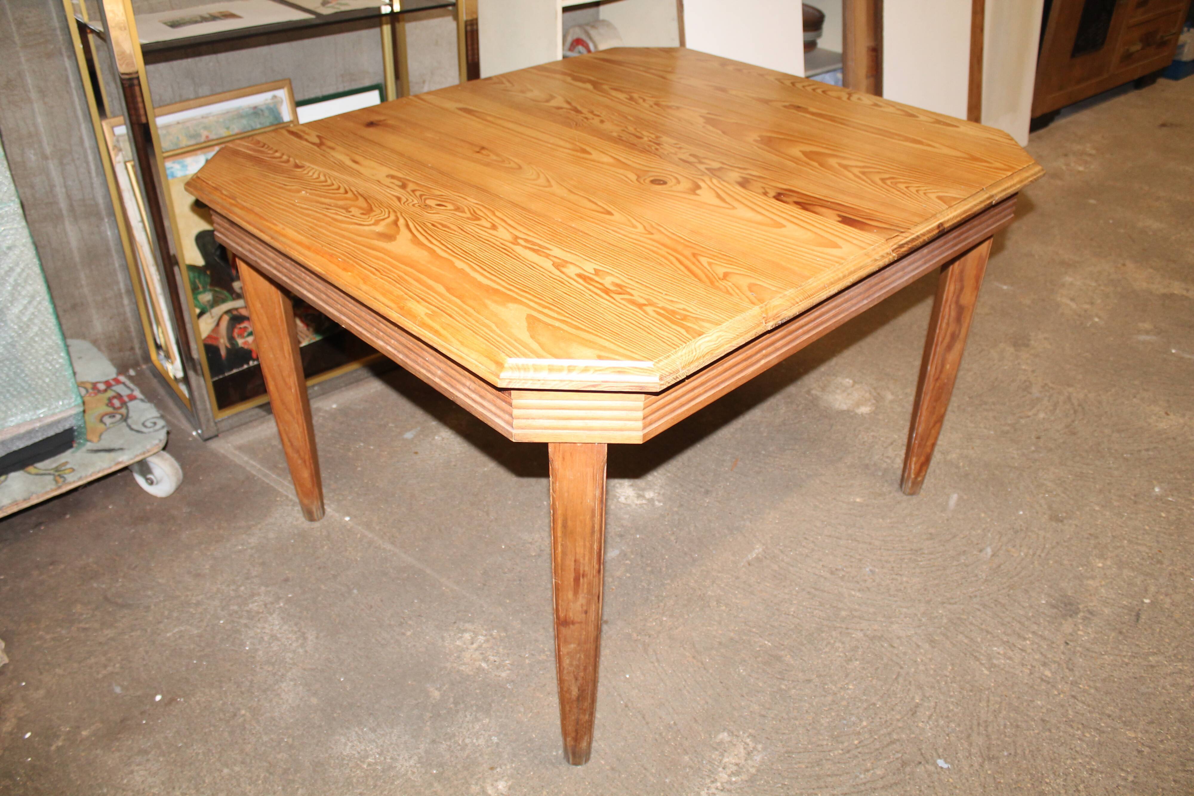 Solid pine stretch table