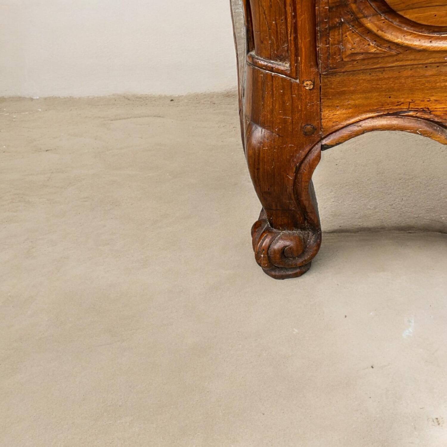 Commode Tombeau Louis XV En Noyer D’époque XVIIIème