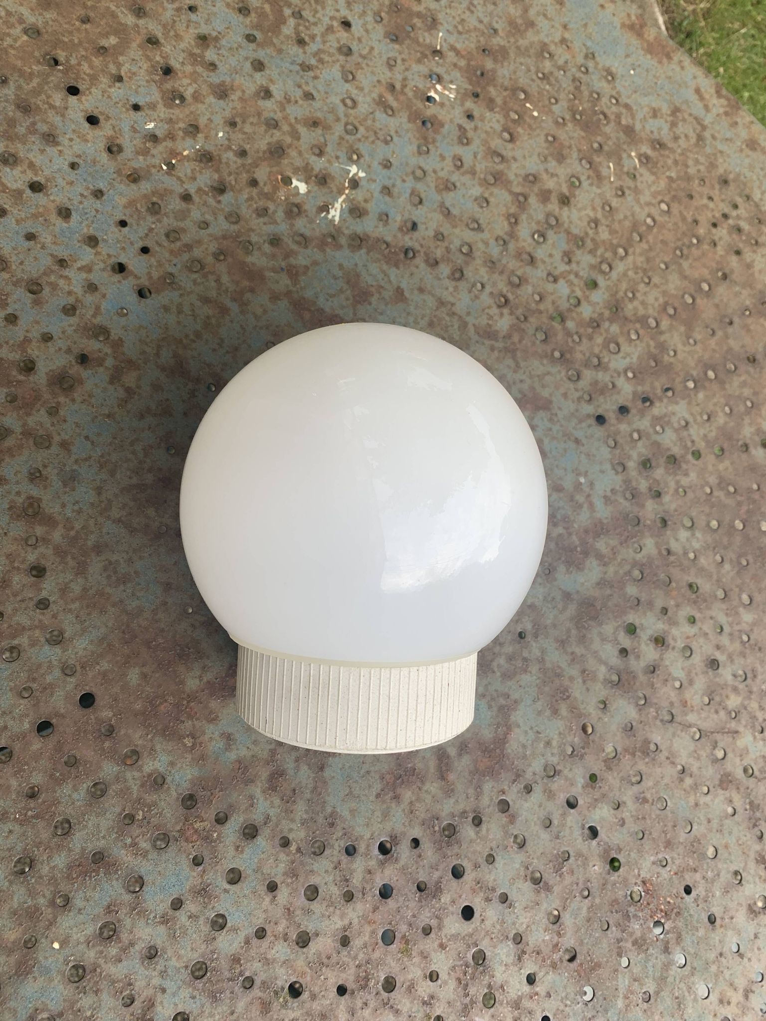 Plafonnier, globe boule en opaline blanche, avec basé, vintage