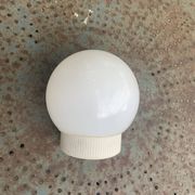 Plafonnier, globe boule en opaline blanche, avec basé, vintage