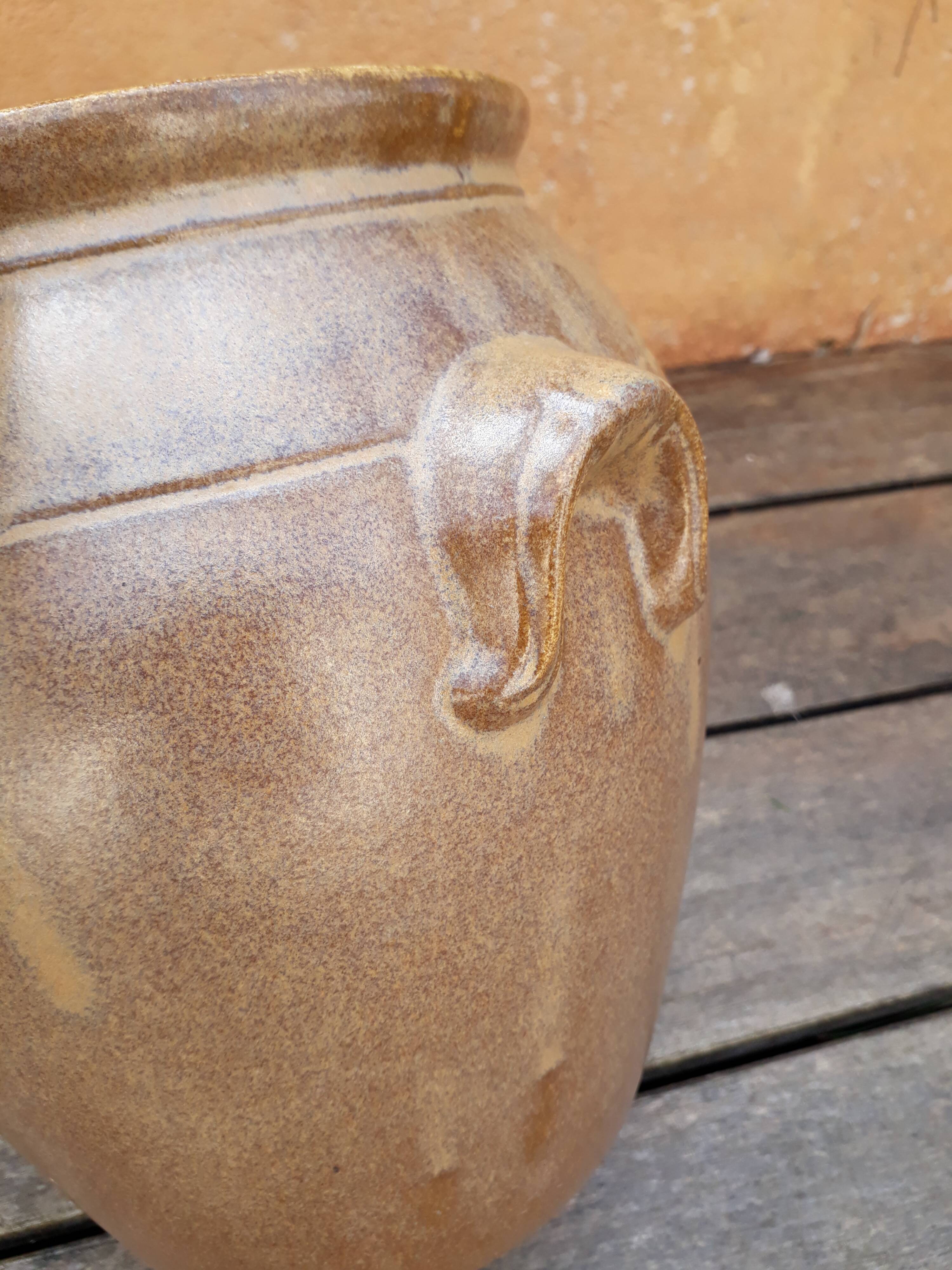 Vinegar maker stoneware with its lid