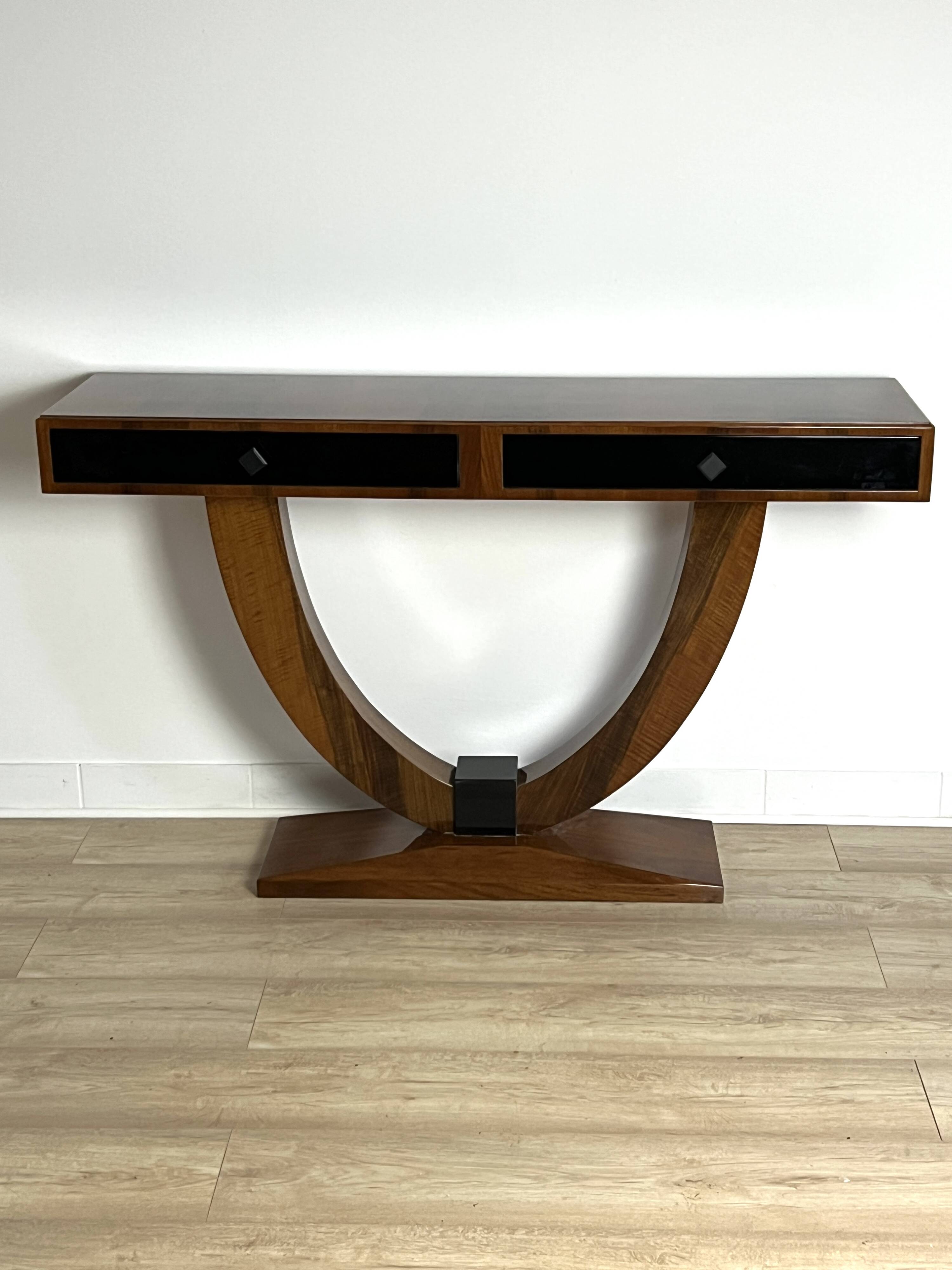 Console Art déco moderne avec façades noires