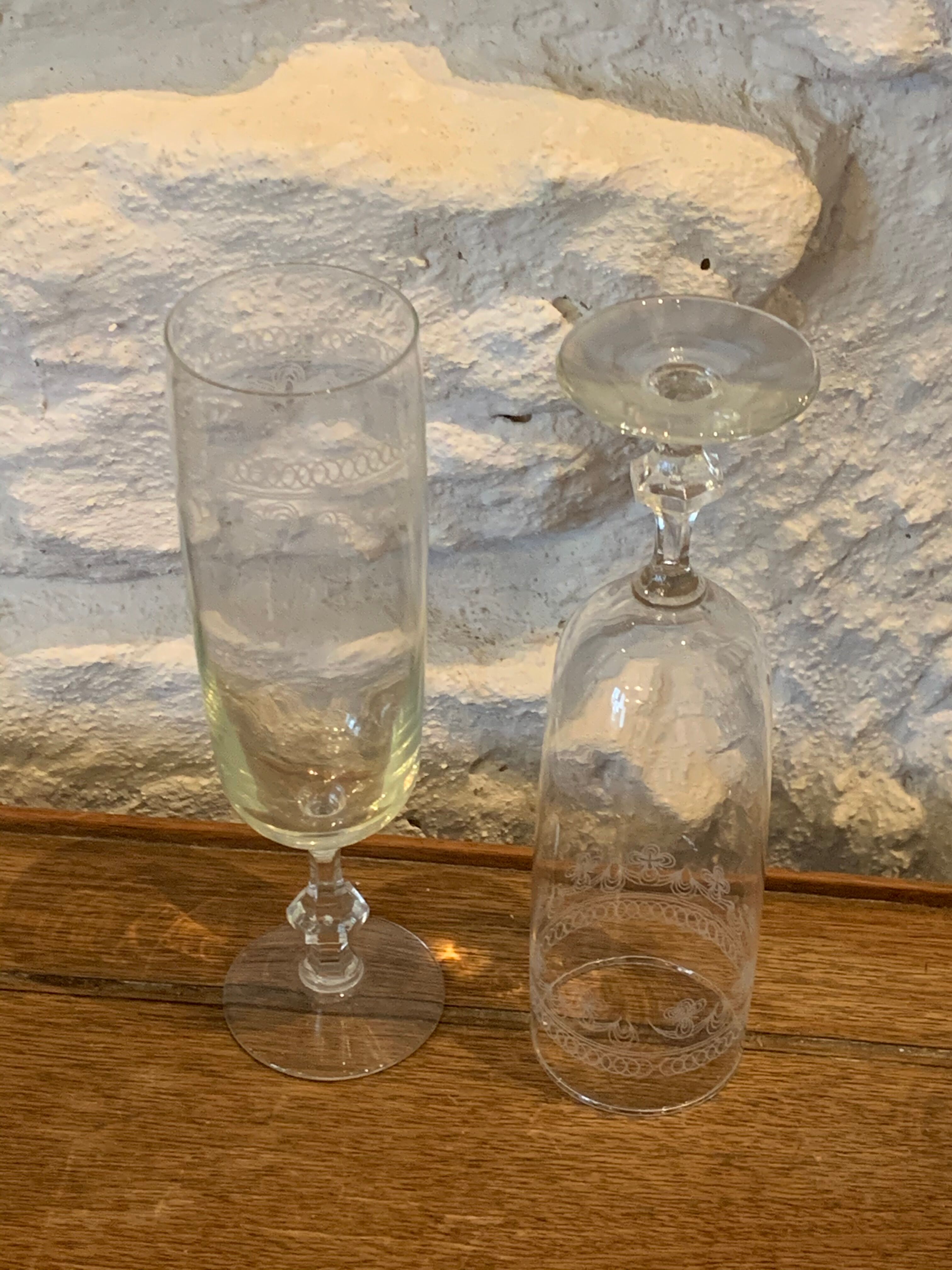 6 chiseled champagne flutes made of transparent glass