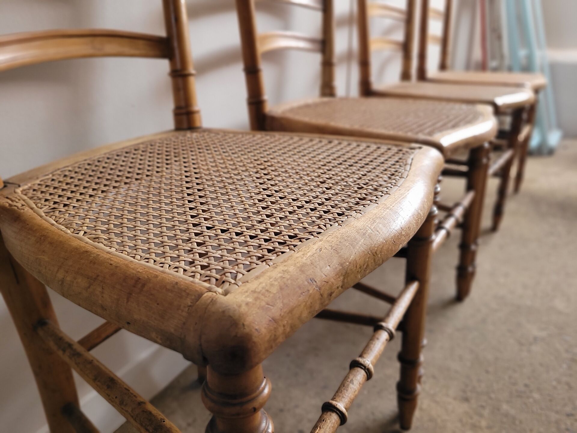 Lot de 4 chaises volantes Louis XVI
