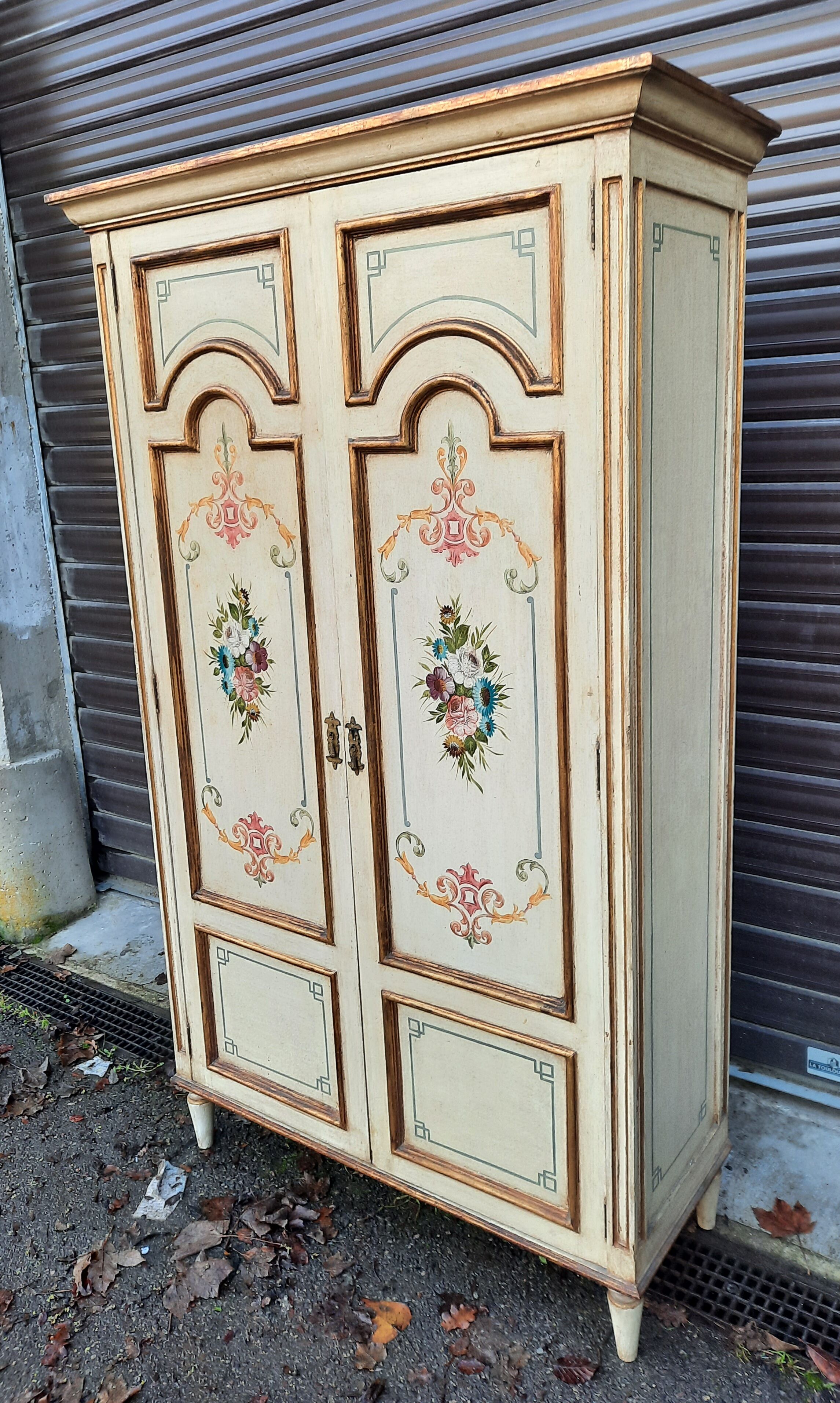 Armoire peinte à 2 portes