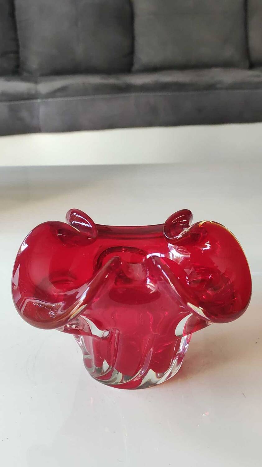 Murano empty pocket Floral shape 3 petals. In Murano Italian blown art glass. Ruby red