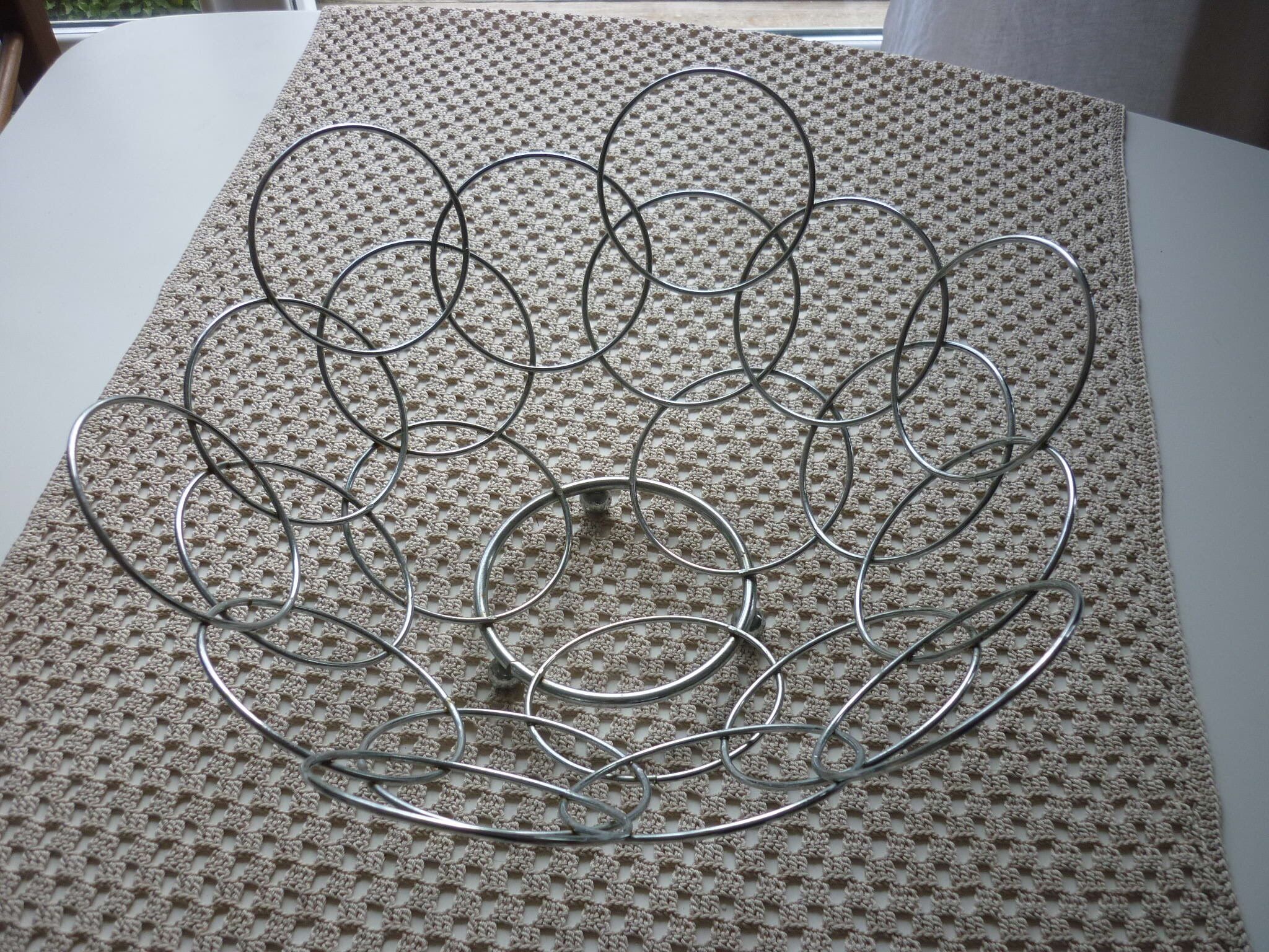 Fruit cut basket made of metal wire, ball feet