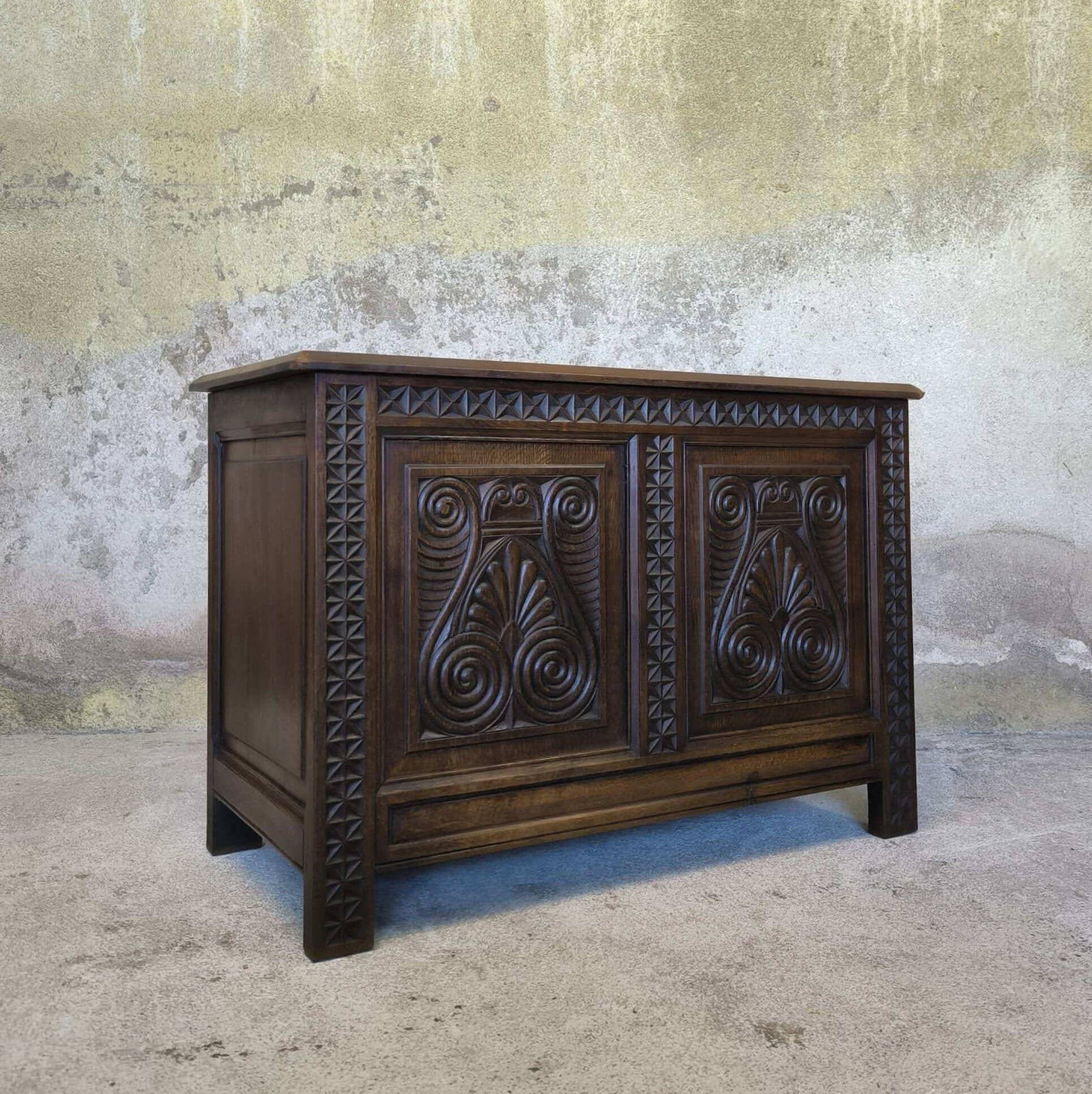 Coffre en bois massif sculpté.