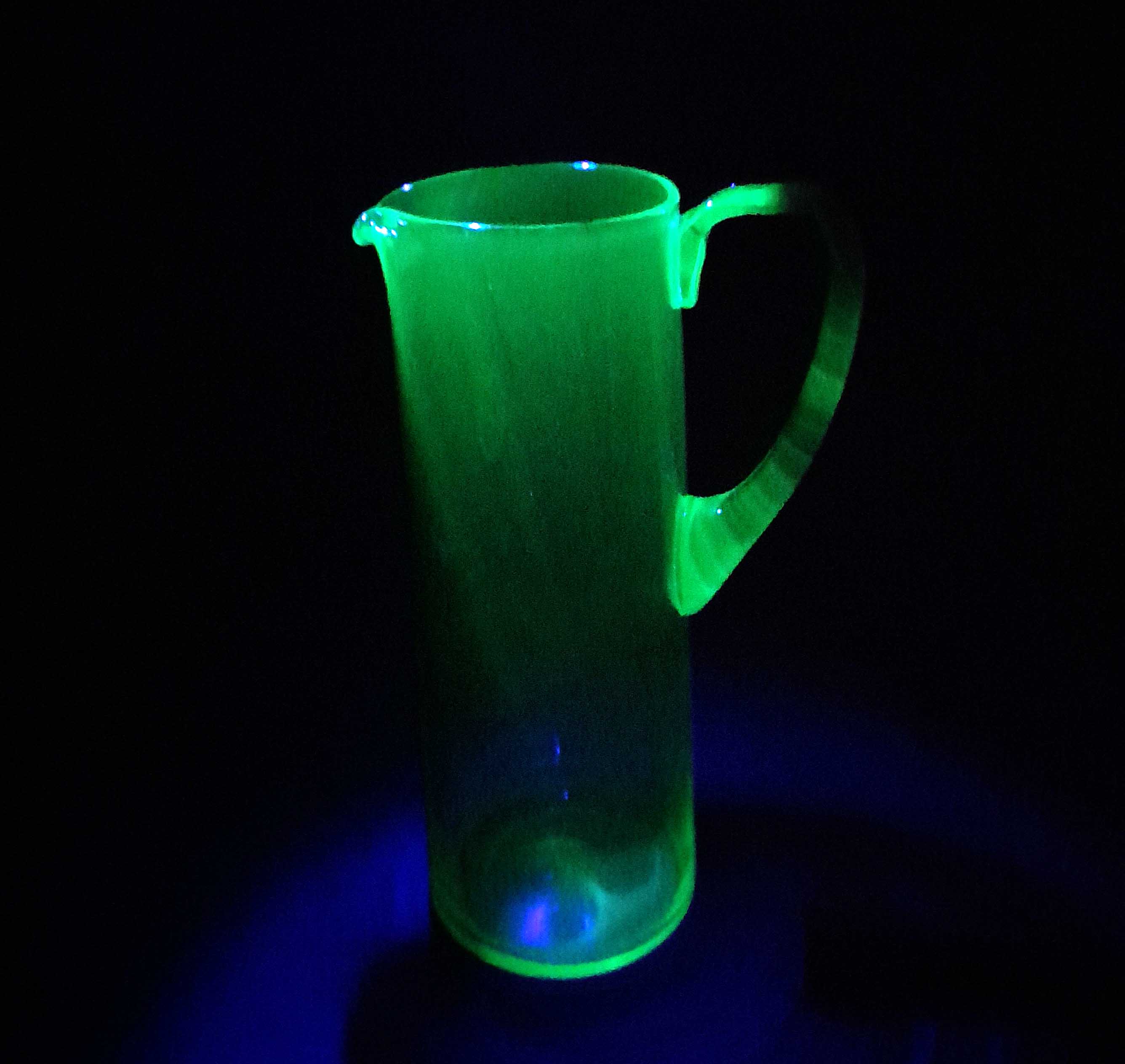 Pichet à orangeade vintage en verre uranifère soufflé vert dichroïque - Broc ouraline