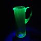 Pichet à orangeade vintage en verre uranifère soufflé vert dichroïque - Broc ouraline