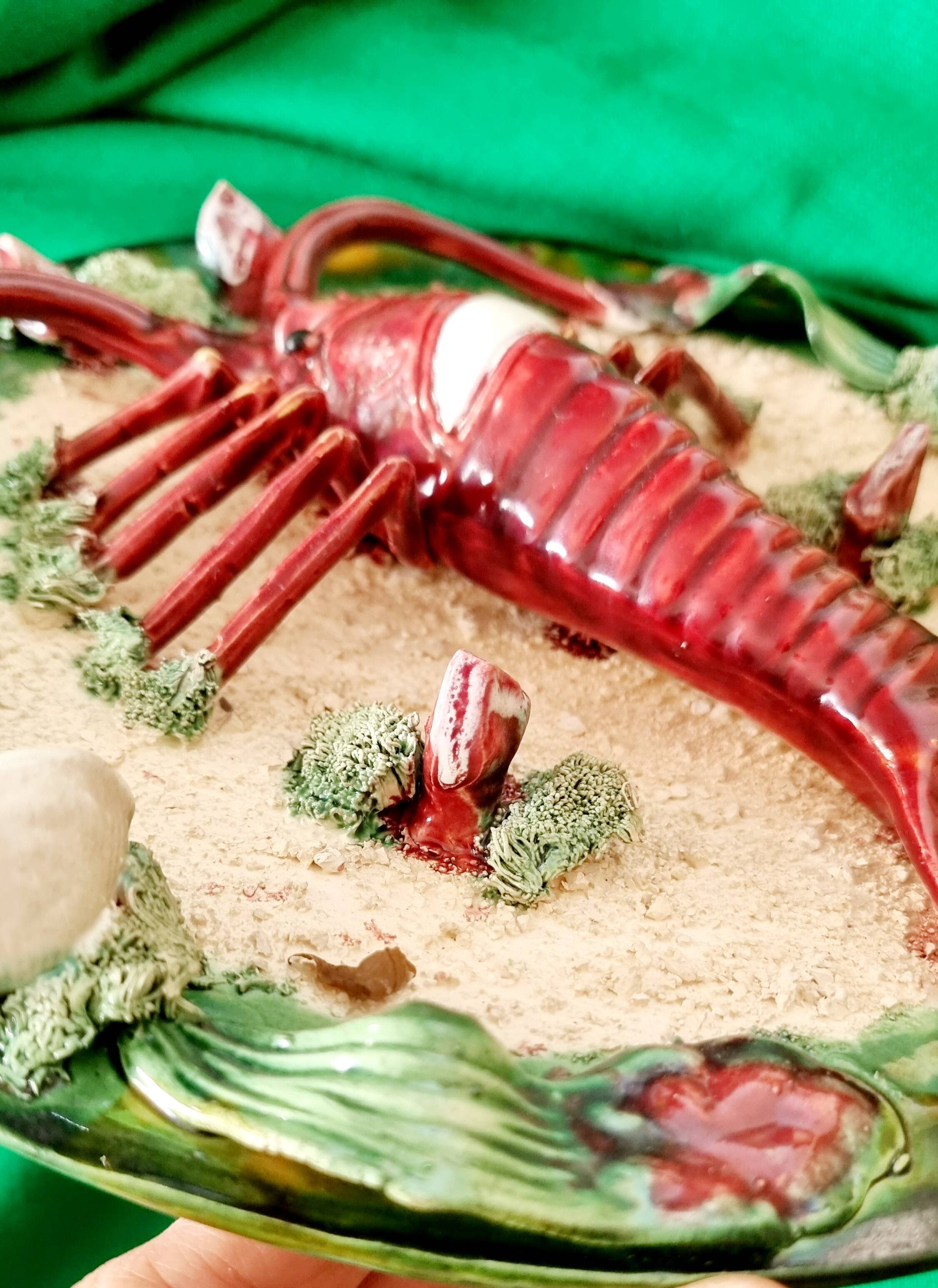 Assiette ancienne spectaculaire en céramique barbotine, ornée d'un homard