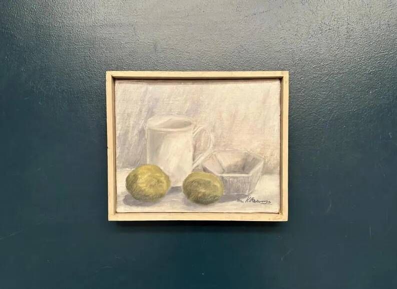 Original Swedish Oil on Canvas – “Jug, Bowl and Fruits” by Main Klarmo‑Kärred – Signed – 1961 – Vintage & Framed – 49×40.5 cm (19.3"×15.9")
