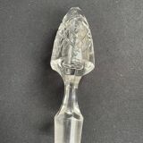 Carafe en cristal soufflé, taillé et col en argent