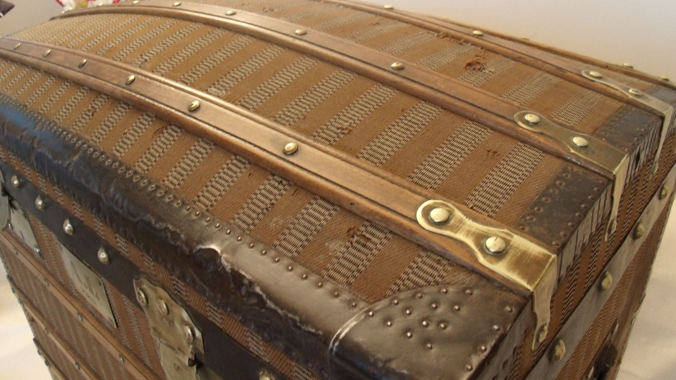 Curved trunk chest storage wood and canvas to scratches