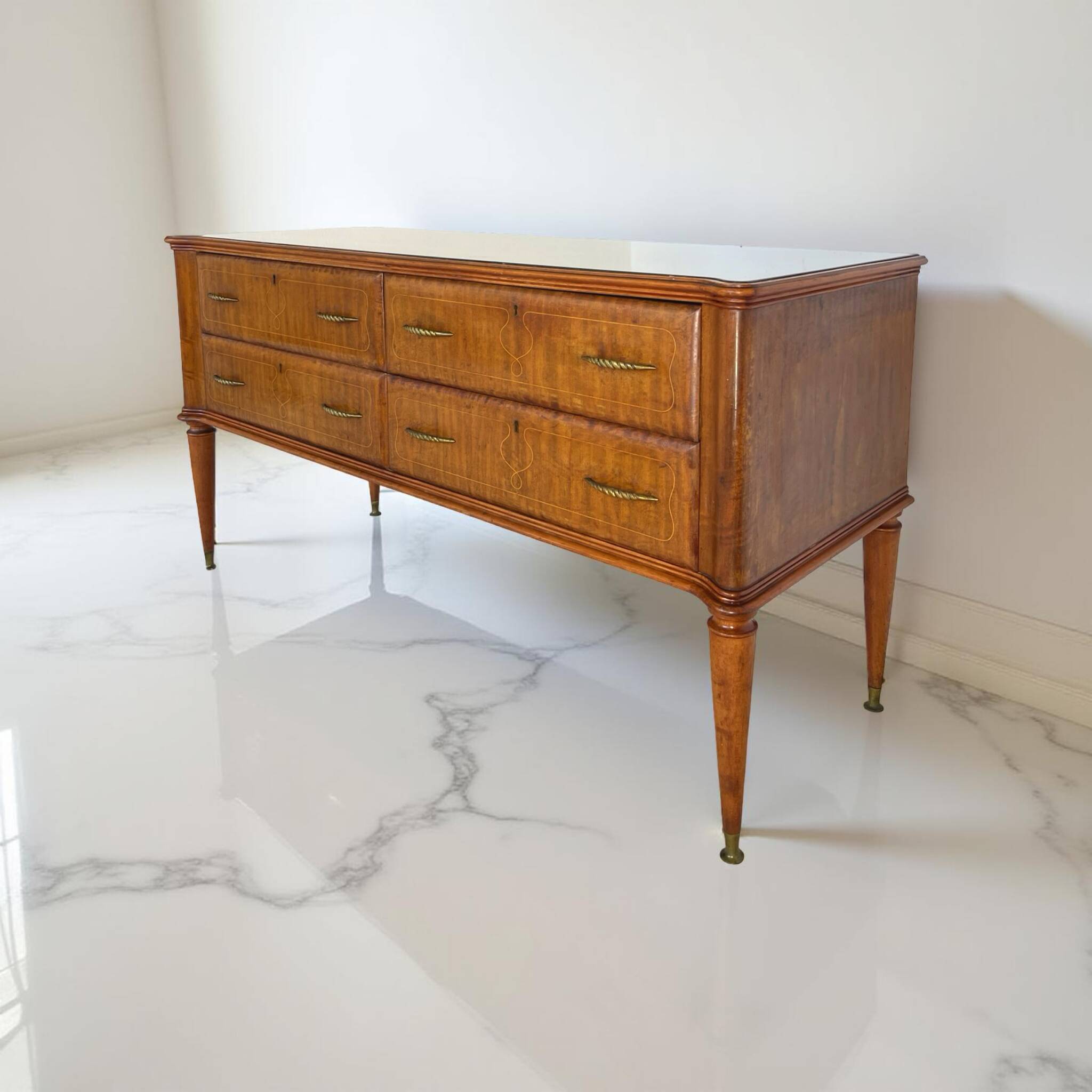 Une commode italienne vintage de style moderne du milieu du siècle