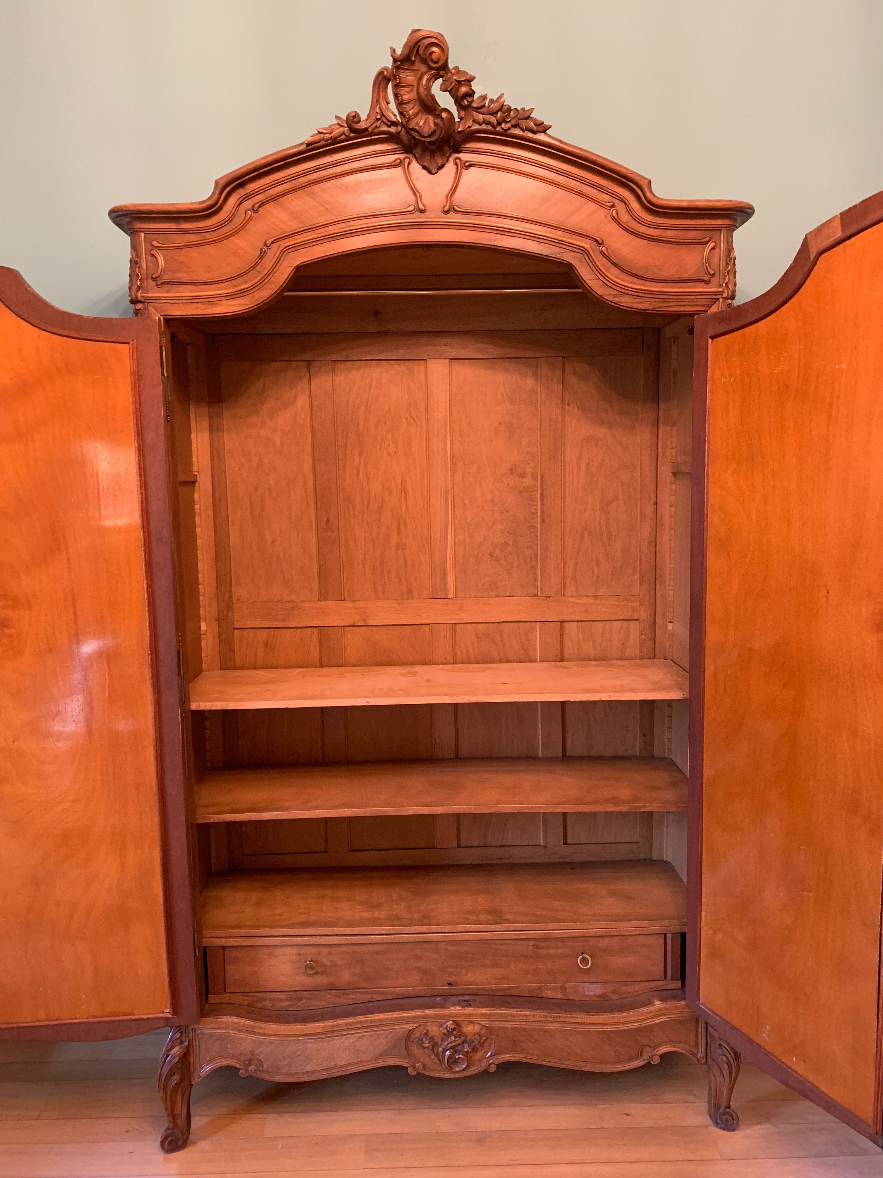 Louis XV Rocaille cabinet in walnut with bevelled mirrors