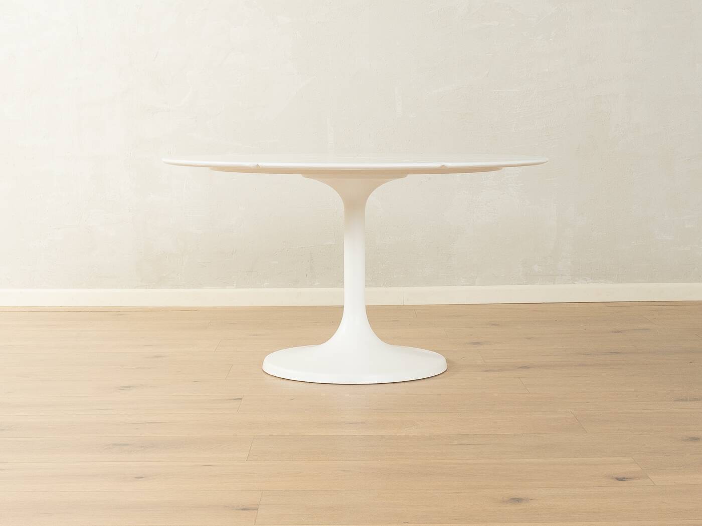 Wonderful Tulip coffee table from the 1970s