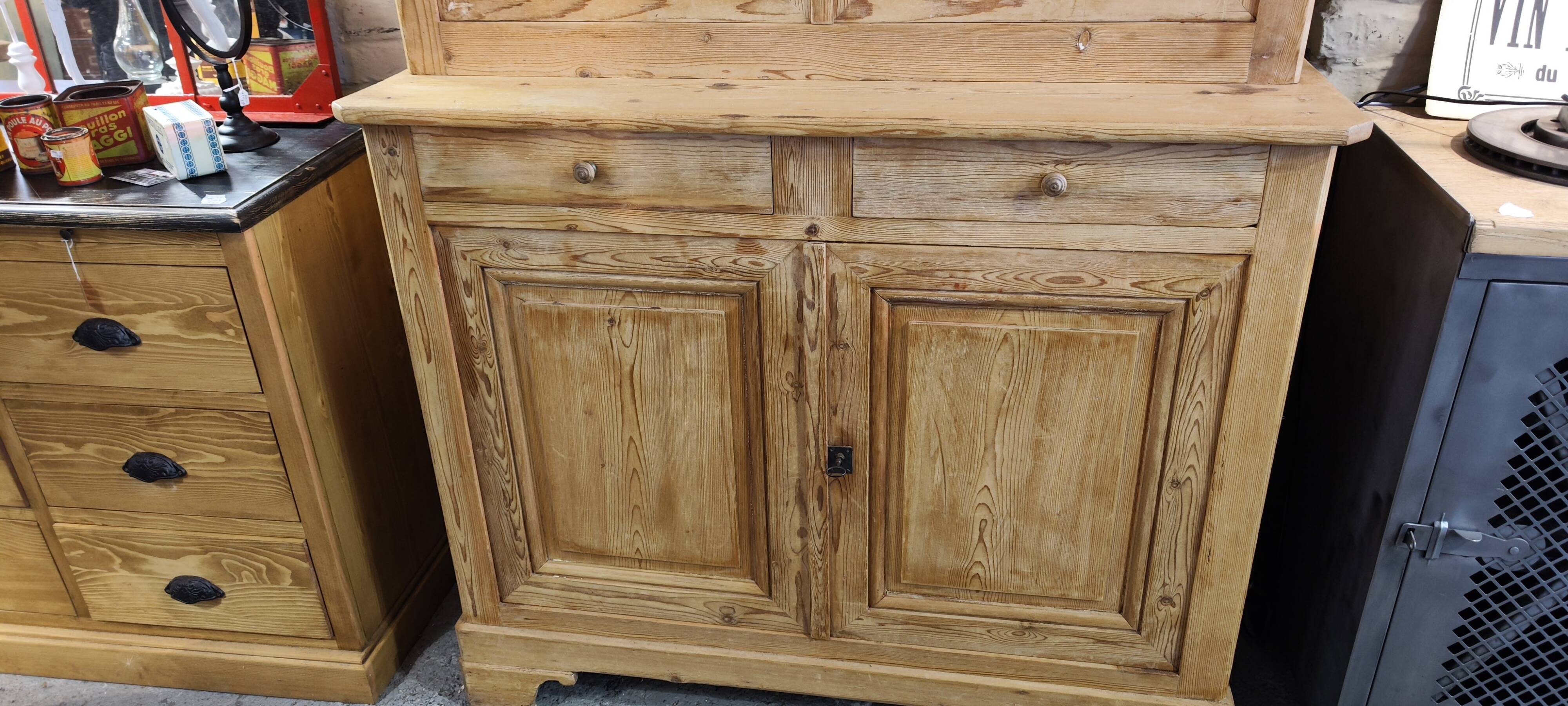 Ancien buffet deux corps vaisselier en pin