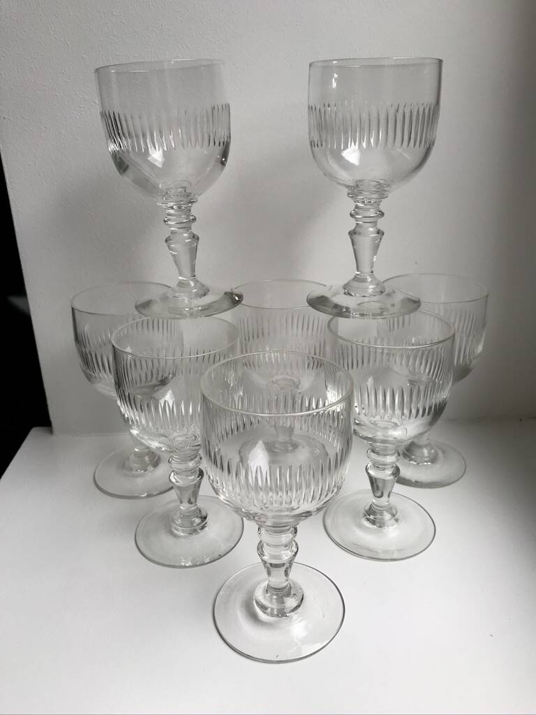 Ensemble de 8 verres à pied en verre moulé années 30 début XXème