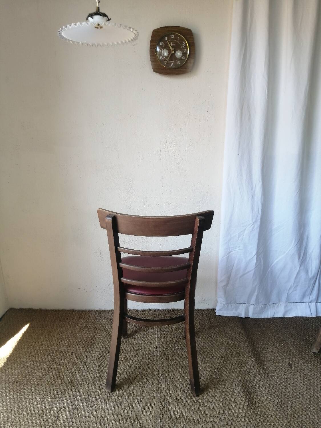 Lot de 19 chaises bistrot en bois et skaï rouge vintage.