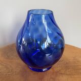 Vase en verre rond bleu cobalt avec nervures, verre semi-translucide soufflé à la main