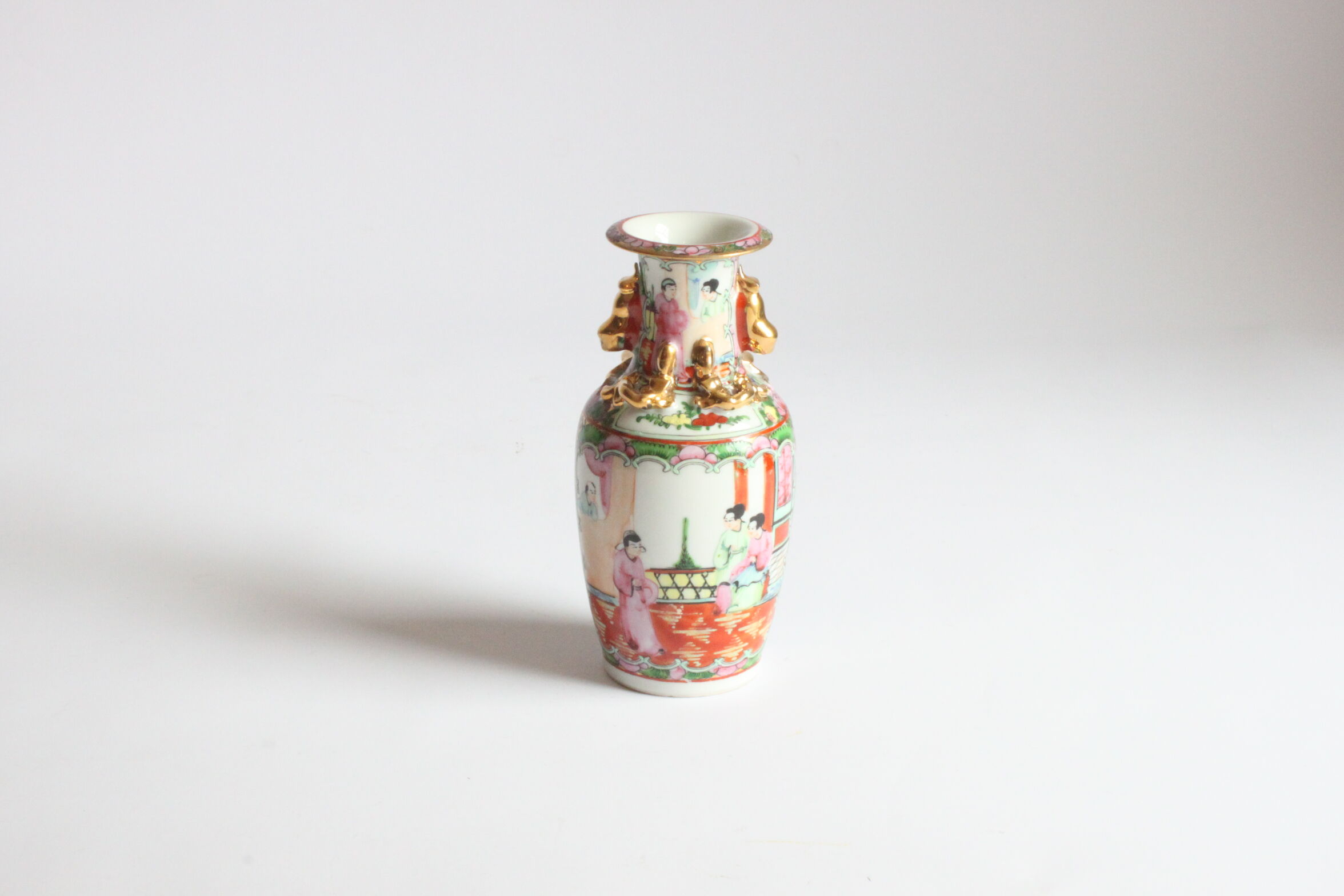 Famille rose medallion porcelain vase, early 20th century.
