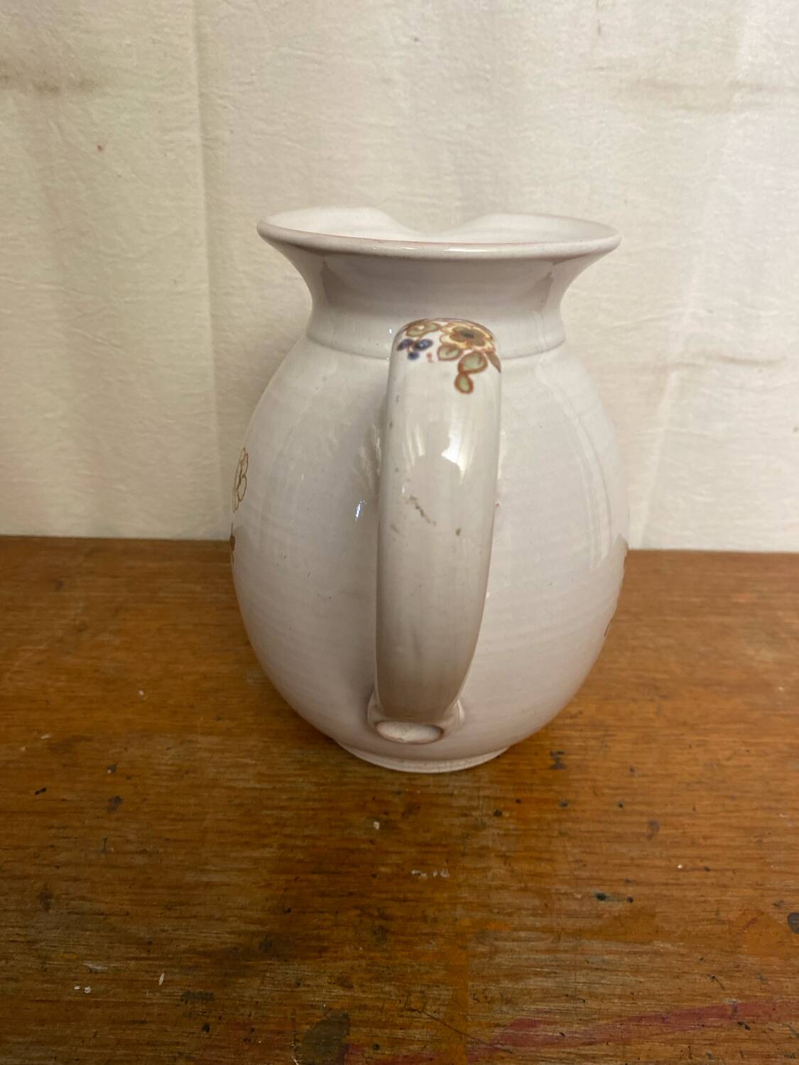 Pichet ancien en céramique de Moustiers blanche décor peint, France