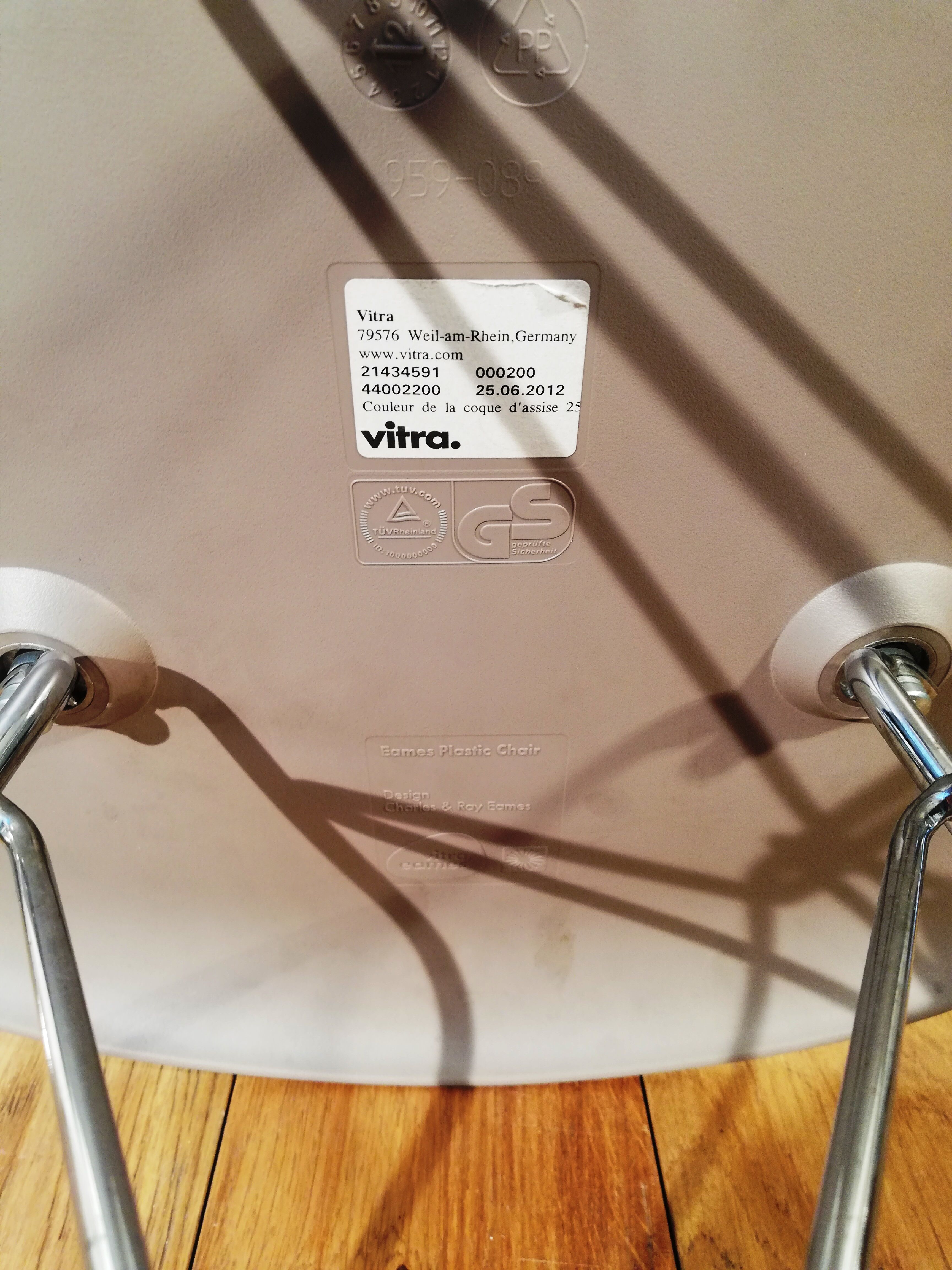 DSR chair by Charles & Ray Eames edit by Vitra